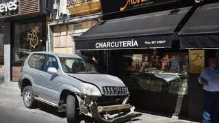 Un coche pierde el control y se empotra contra el escaparate de una charcutería Mostazo en Cáceres