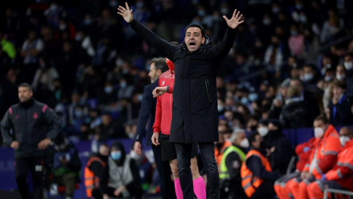 Xavi Hernández en su primera visita como entrenador al RCDE Stadium