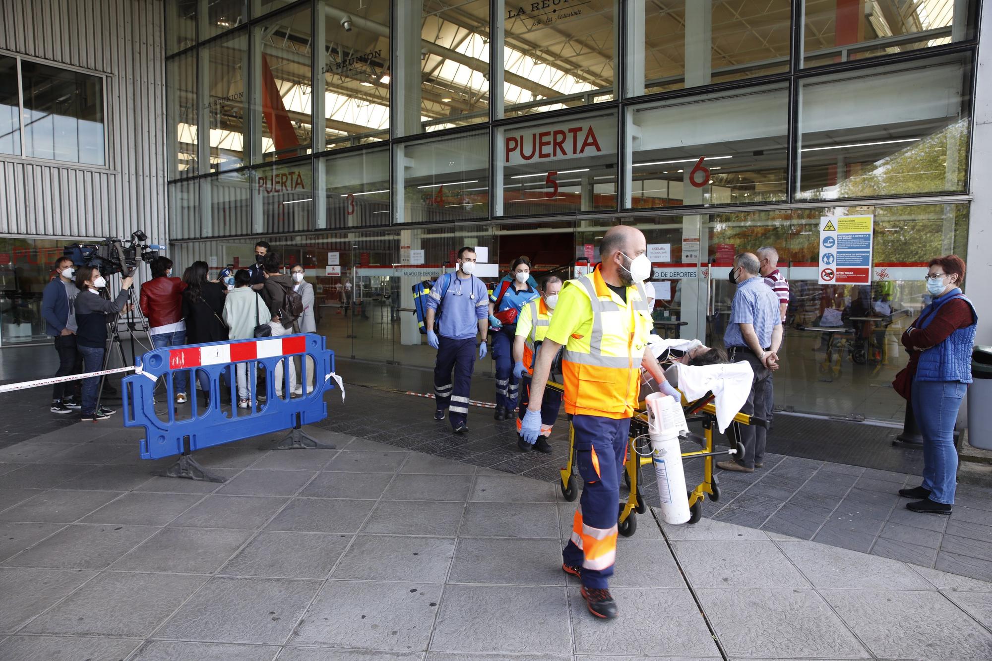 Otra jornada de colas para vacunarse en Gijón