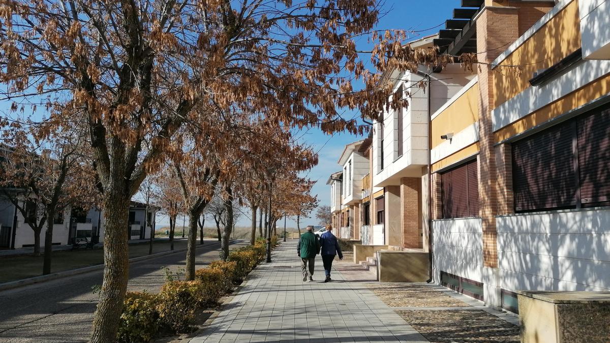 Dos vecinos pasean por la zona de chalets en la que se han producido los robos