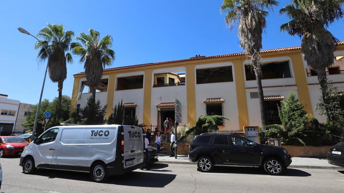 Un furgón funerario en la puerta del edificio donde ha sido hallado el cadáver, en el polígono del Granadal. Un furgón funerario en la puerta del edificio donde ha sido hallado el cadáver, en el polígono del Granadal.