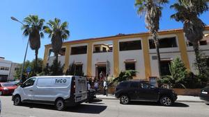 Un furgón funerario en la puerta del edificio donde ha sido hallado el cadáver, en el polígono del Granadal.