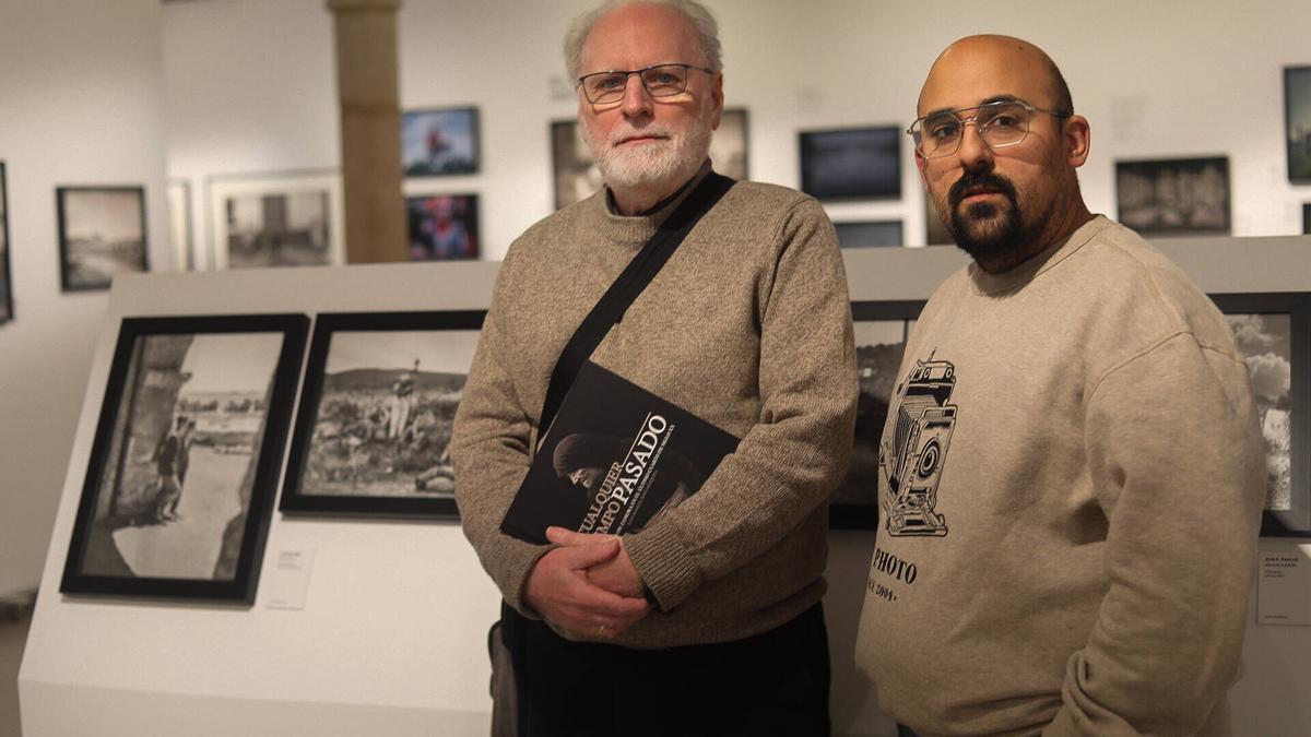 Juan Manuel Báez Mezquita y José Antonio Pascual junto a las fotos de Luis Salvador en la muestra"La Vía de la Plata. Aires del Sur"