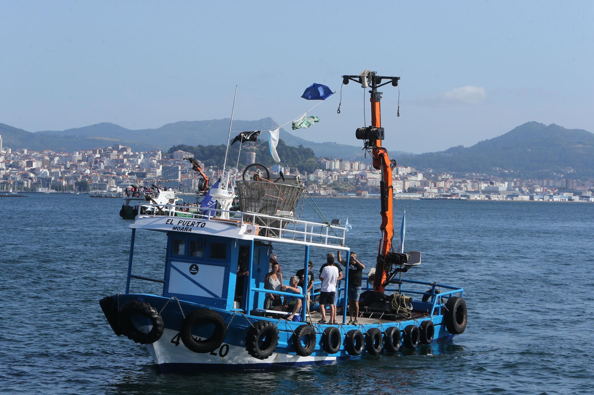 Decenas de barcos en la procesión marítima de Moaña