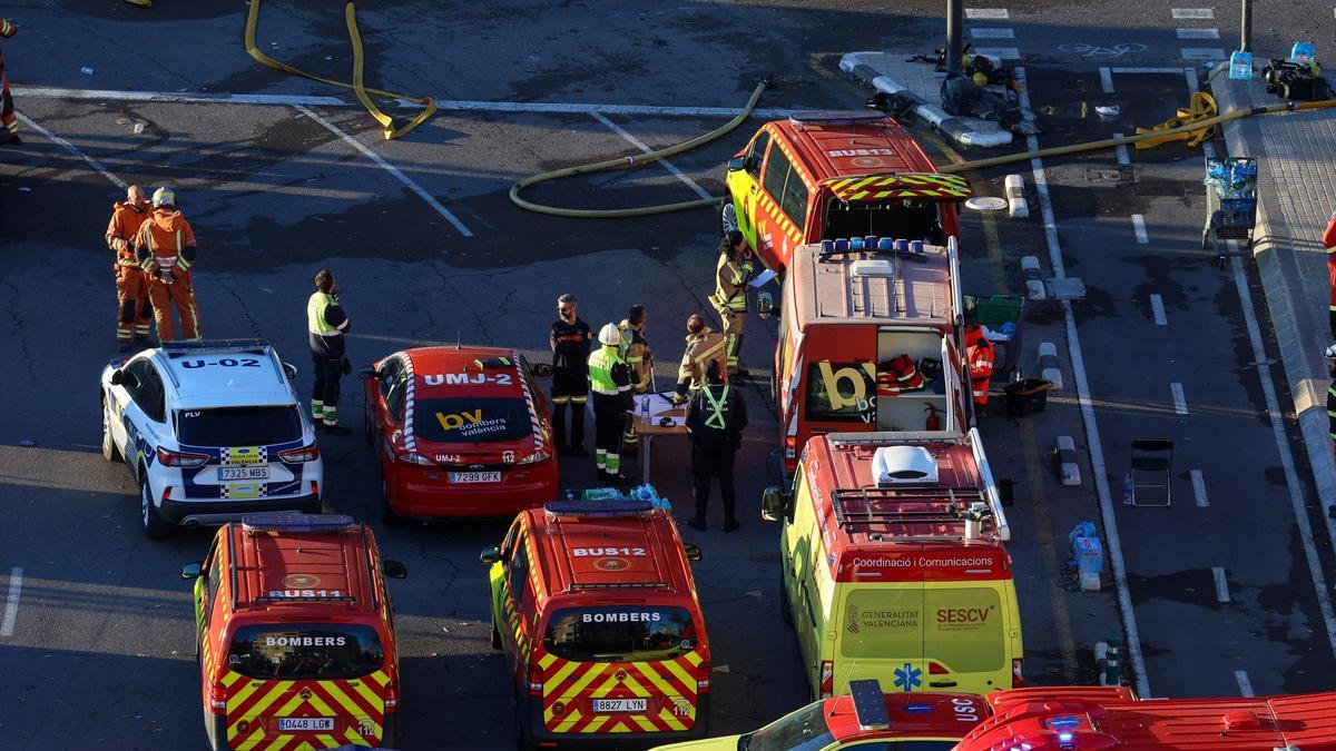 Despliegue de bomberos y cuerpos de seguridad en Campanar tras el incendio