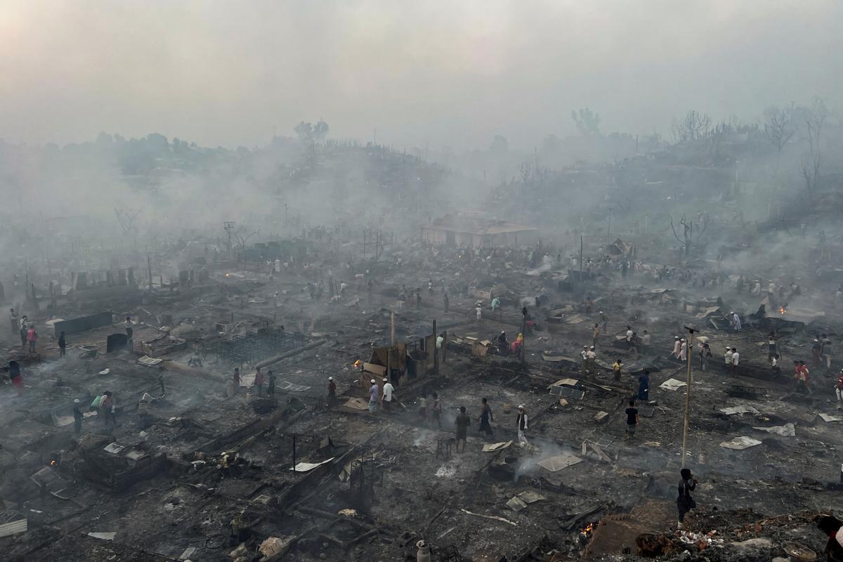 Un gran incendio en un campo de refugiados rohingya en el sureste de Bangladesh el domingo quemó 2.000 refugios, dejando a unas 12.000 personas sin hogar