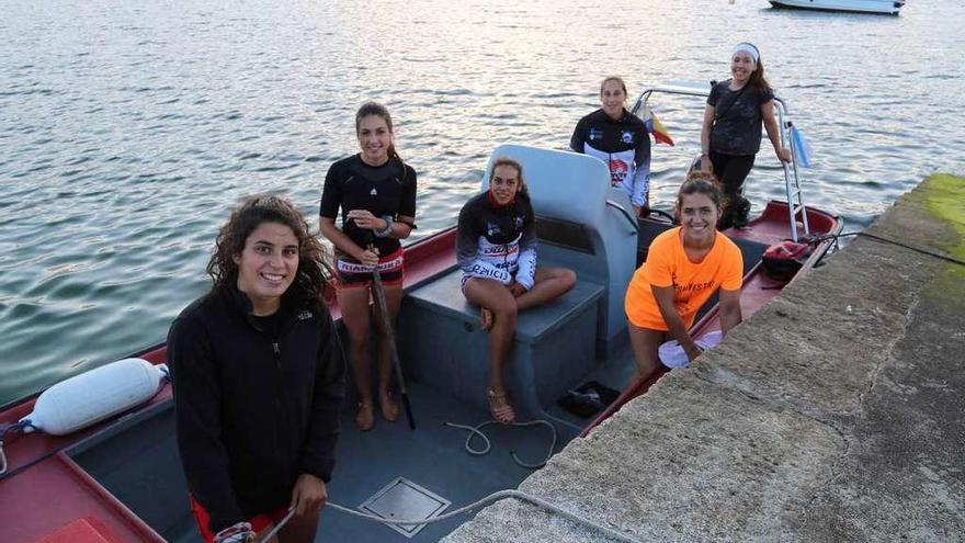 Las ribeirenses en su llegada al Club de Remo Mecos para entrenar. // Muñiz