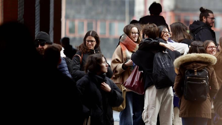 VÍDEO: Nerviosos pero con ganas de entrar en el aula: así afrontan el examen MIR en Asturias casi 1.800 aspirantes