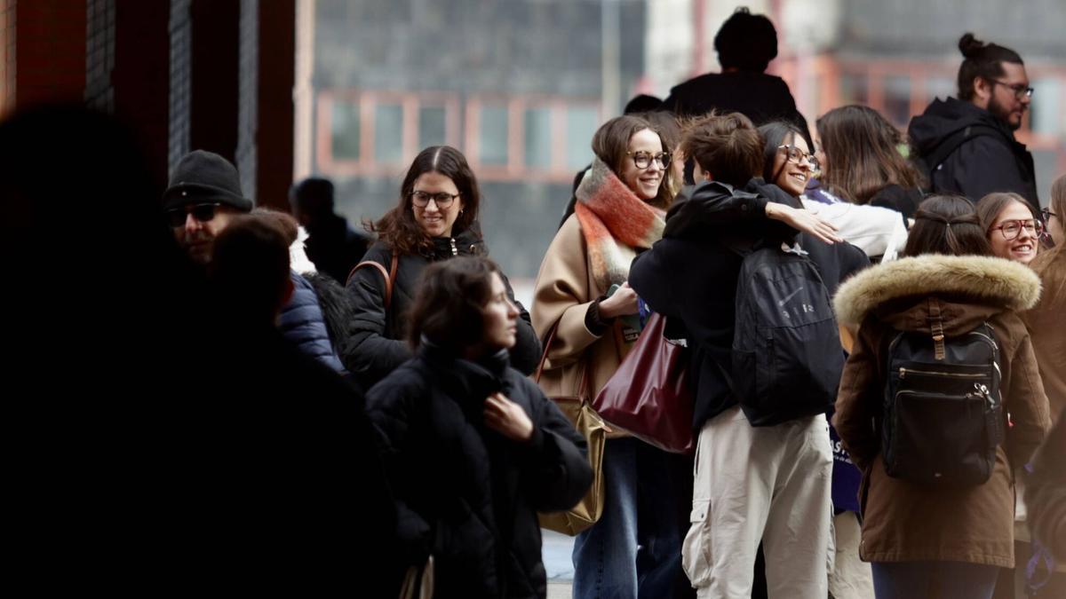 VÍDEO: Nerviosos pero con ganas de entrar en el aula: así afrontan el examen MIR en Asturias casi 1.800 aspirantes
