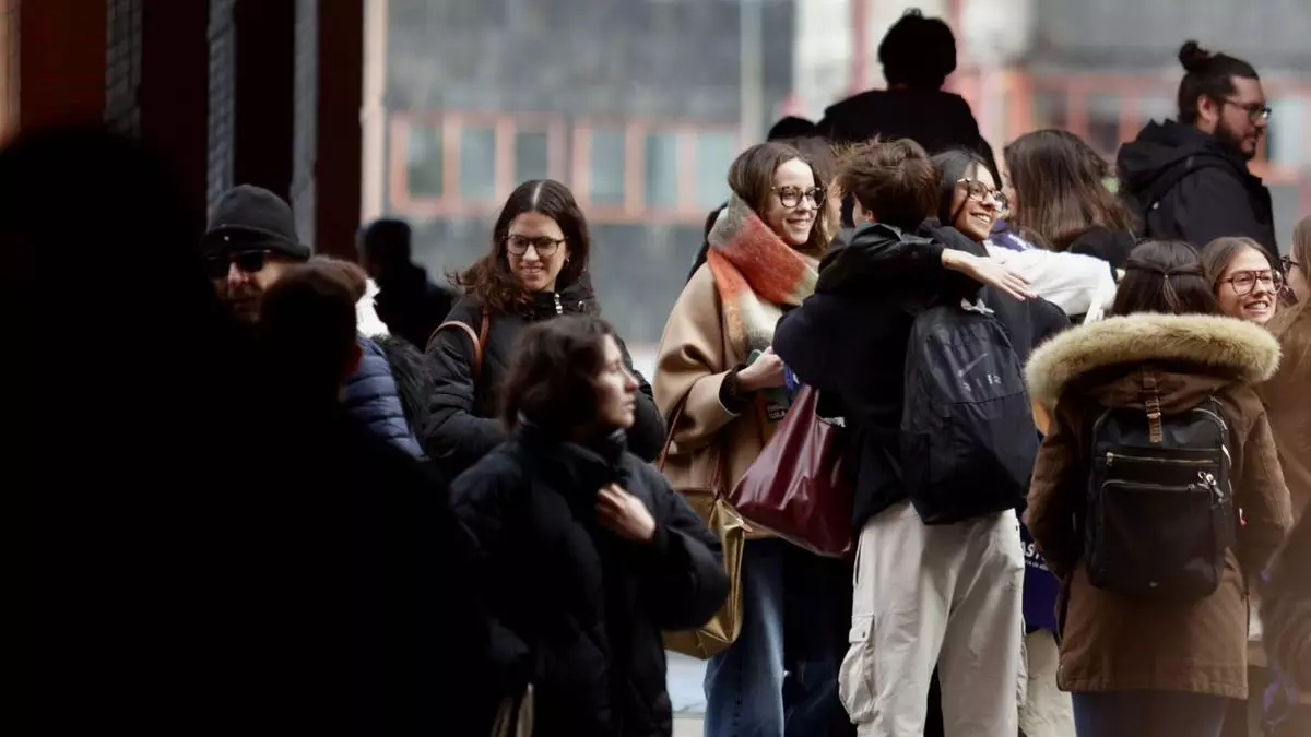 Nerviosos pero con ganas de entrar en el aula: así han afrontado el examen MIR en Asturias casi 1.900 aspirantes