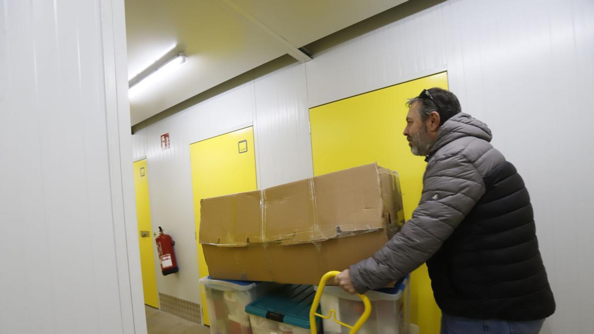 Un hombre lleva algunas cajas a un trastero en Zaragoza, en una imagen de archivo.