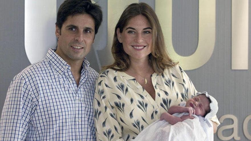 Francisco Rivera y su mujer, Lourdes Montes, con su hija Carmen en brazos, a la que presentaron ayer ante las puertas de la Clínica Quirón de Sevilla.