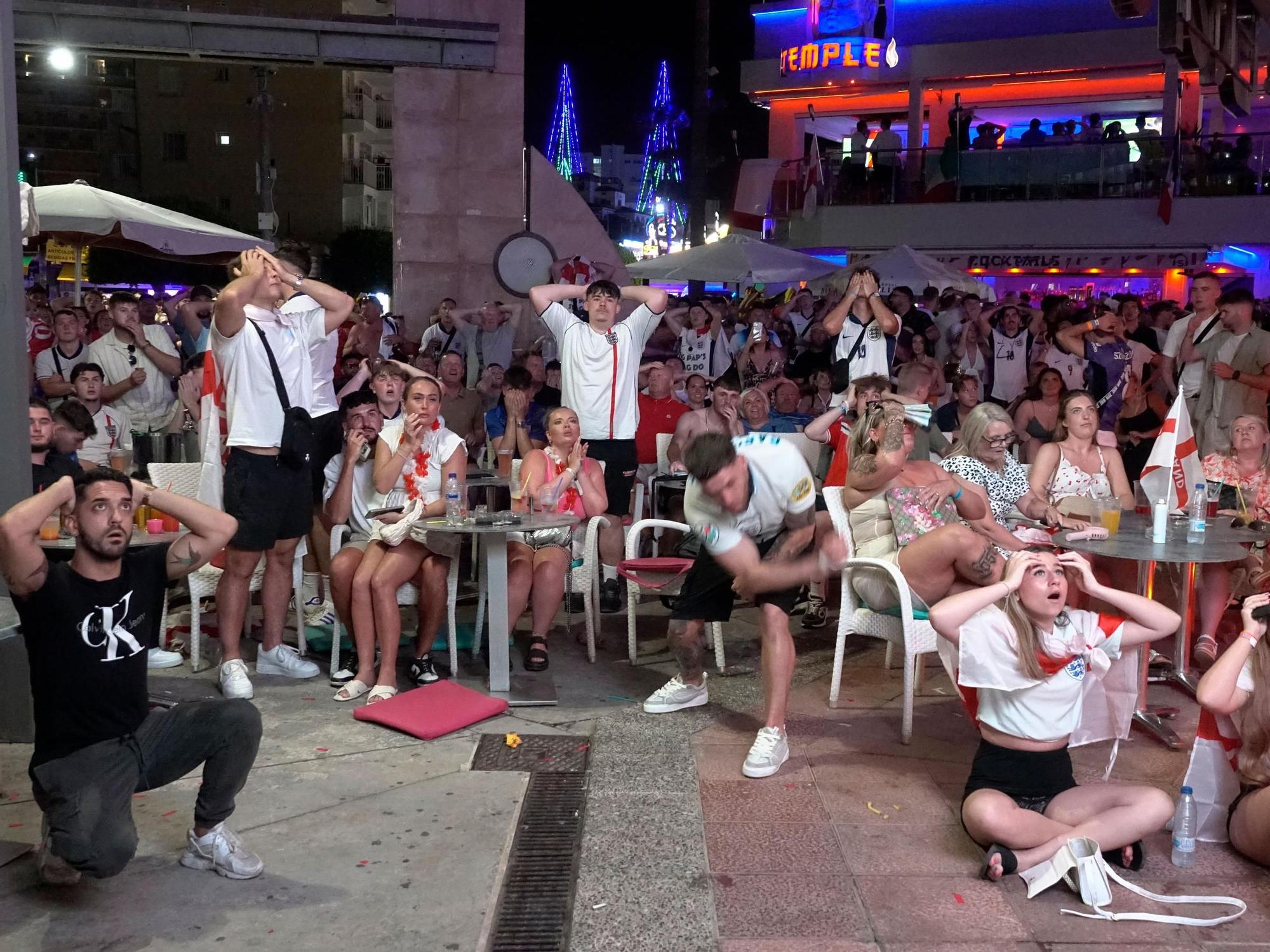 Contraste de emociones en Magaluf por la victoria de España contra Inglaterra