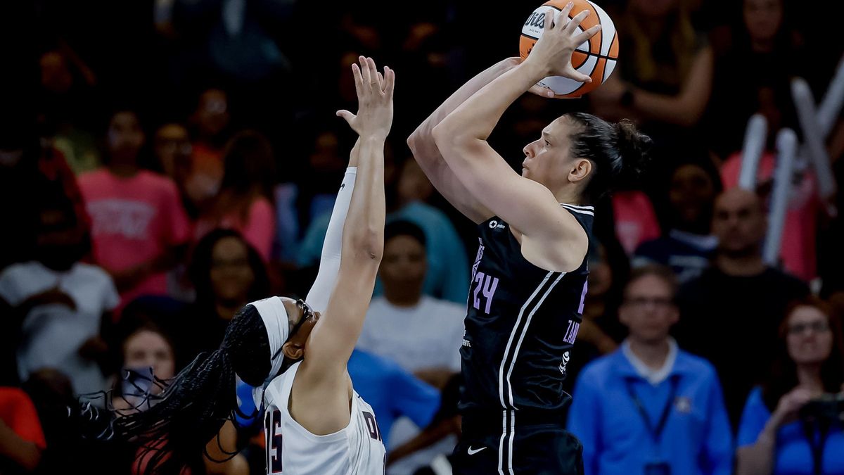 Un fan lanza un consolador a la cancha en un partido de la WNBA