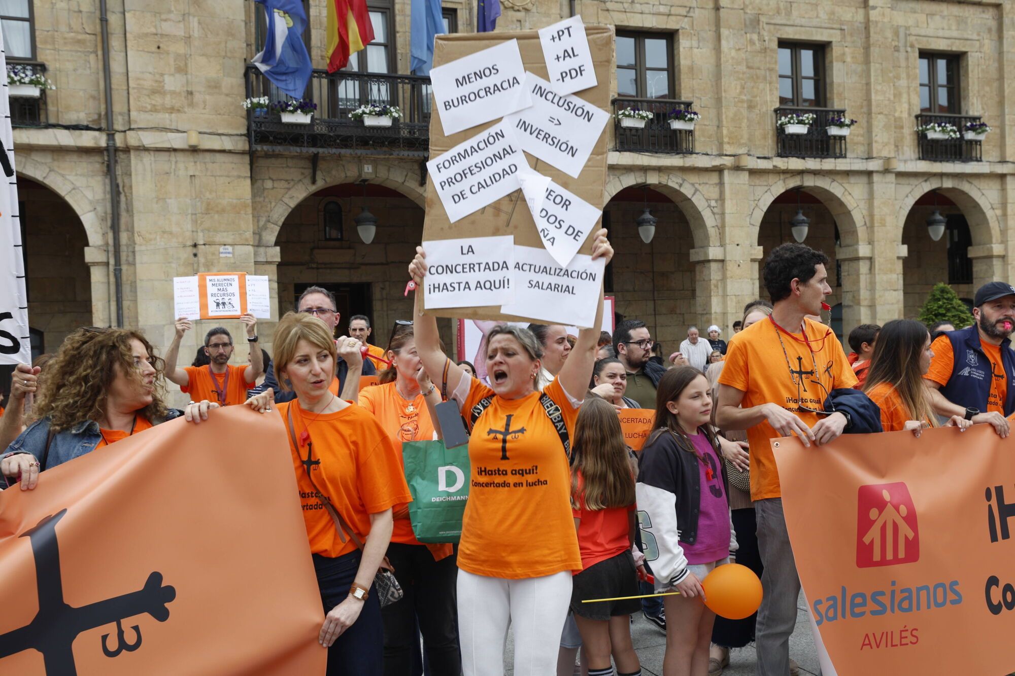 Así fue la concentración en Avilés de profesores y familias de los colegios concertados. 