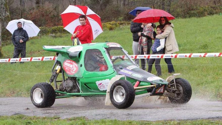 Uno de los participantes en el rallymix de Piñor. // Iñaki Osorio