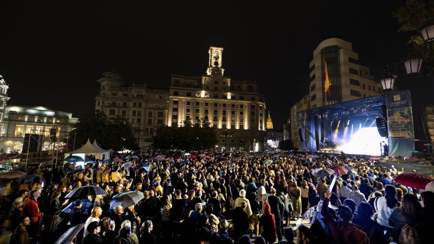 Ana Torroja desafia la lluvia y llena el centro de Oviedo en el primer concierto de San Mateo