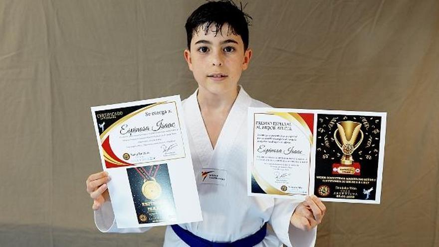 Isaac, con sus diplomas