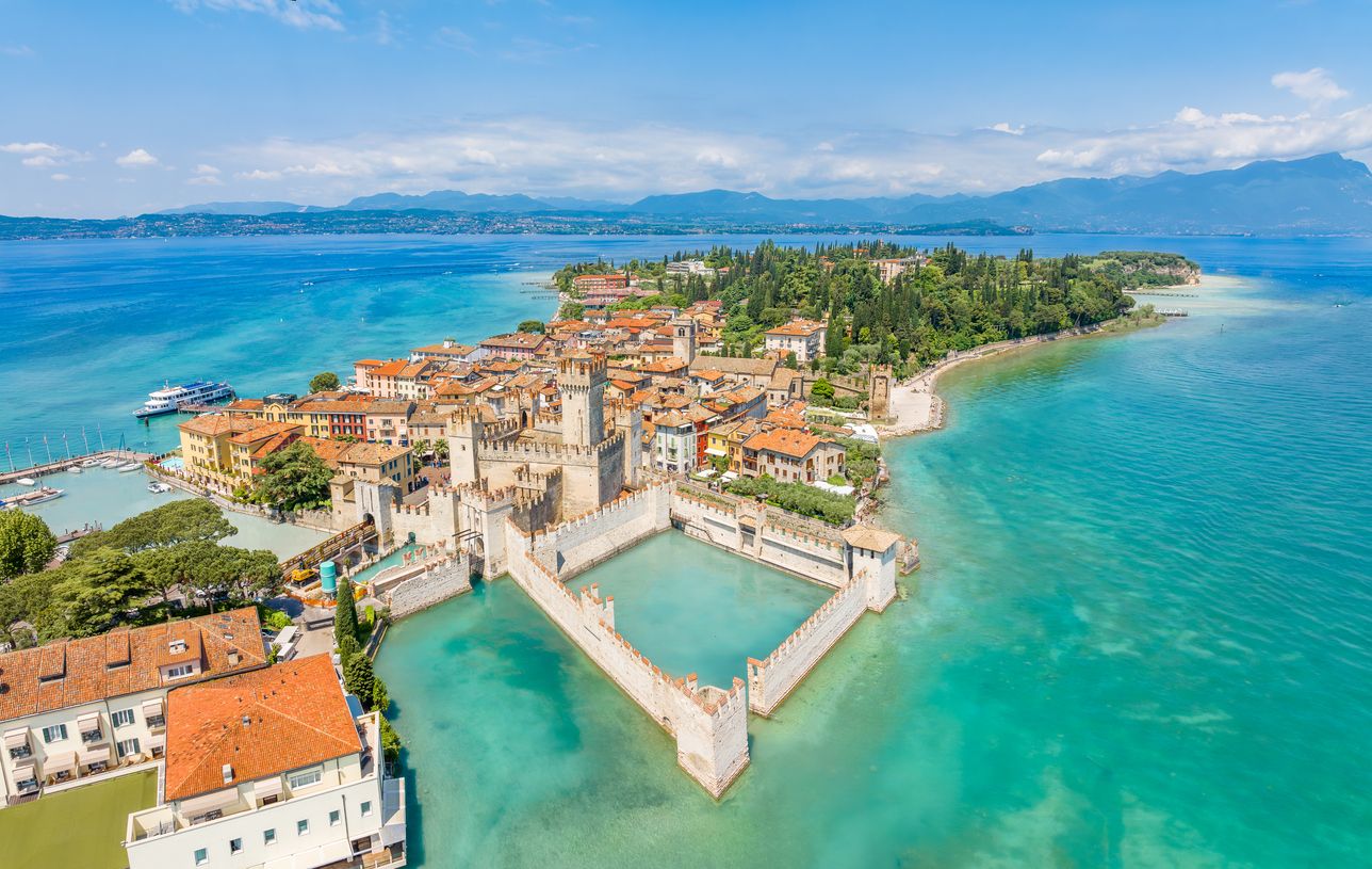La localidad de Sirmione se encuentra bañada por las aguas del lago Garda