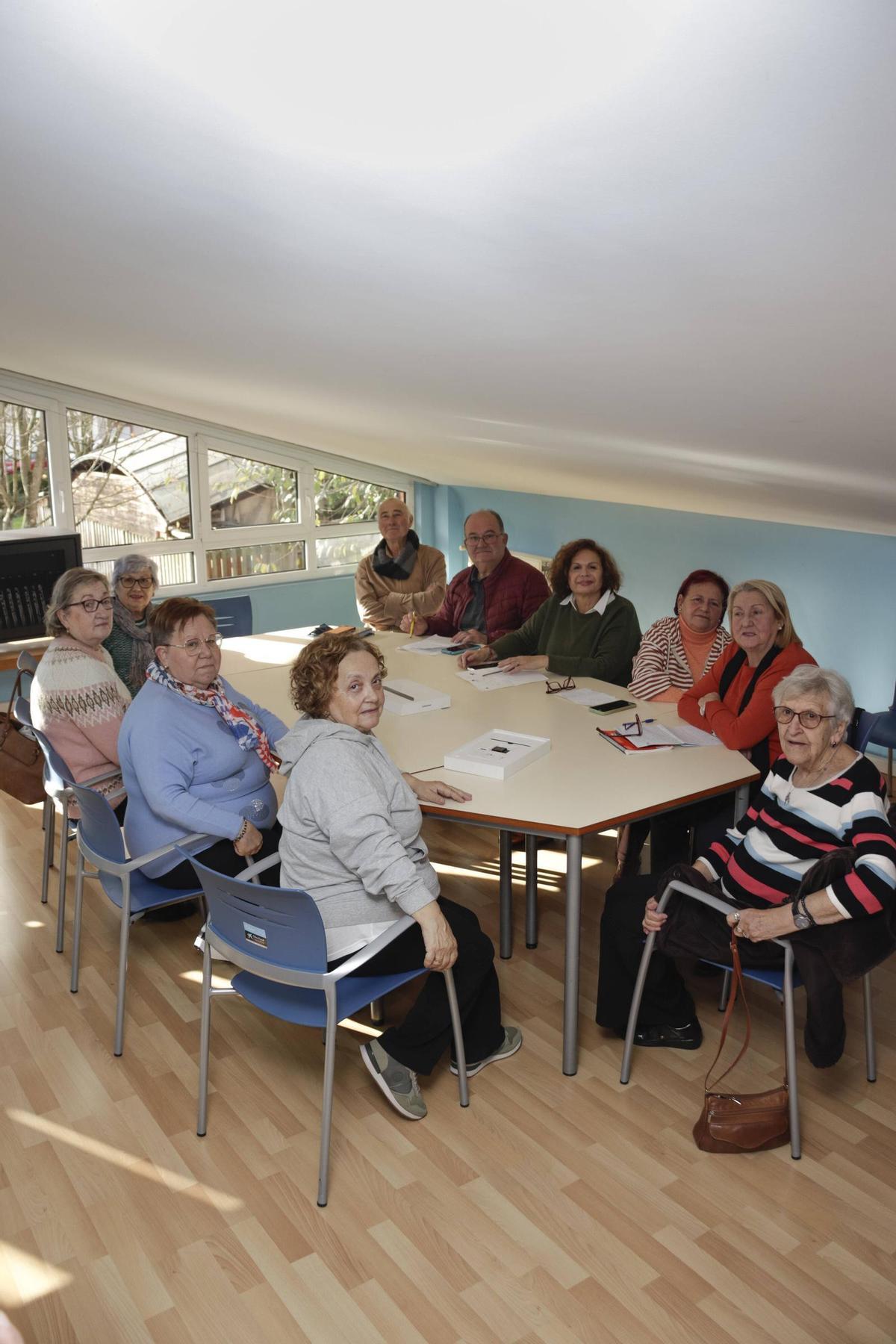 Mayores con voz propia: el “grupín del podcast” del Llano convierte el Centro Social en un estudio de radio