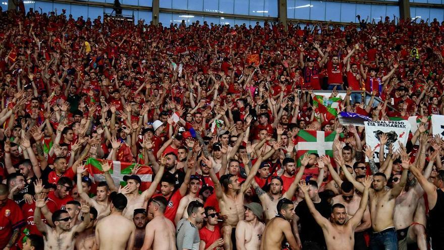 Aficionados de Osasuna en el Estadio de La Cartuja para la final de la Copa del Rey