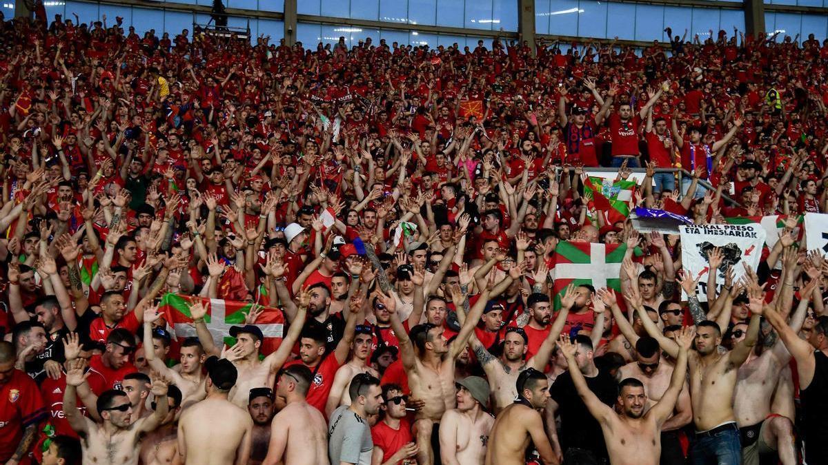 Aficionados pitan el himno de España en la final de la Copa del Rey.