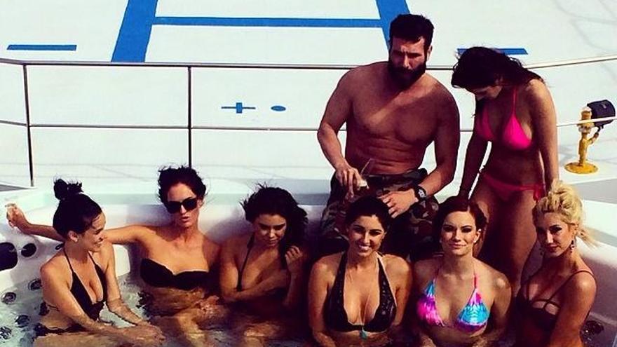 Bilzerian rodeado de mujeres en una imagen de su Instagram.