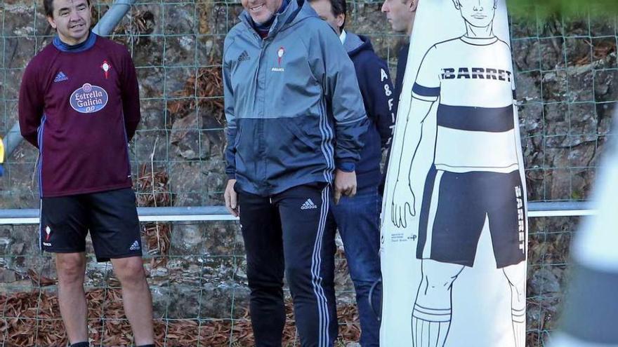 Visita del director general del Celta a la ciudad deportiva  |  Antonio Chaves, director general del Celta, pasó ayer por las instalaciones deportivas de A Madroa y subió hasta el campo de entrenamiento del primer equipo para saludar a Eduardo Berizzo y a Ernesto Marcucci (segudo entrenador). A la visita se unió el director deportivo céltico, Felipe Miñambres, con los que departieron los dos técnicos argentinos durante unos minutos. No acudió a este encuentro el presidente, Carlos Mouriño, quien se encuentra en México aprovechando el paréntesis liguero. Al máximo dirigente del club se le espera el domingo 16 de octubre en El Madrigal, donde el Celta reanudará la Liga ante el Villarreal.