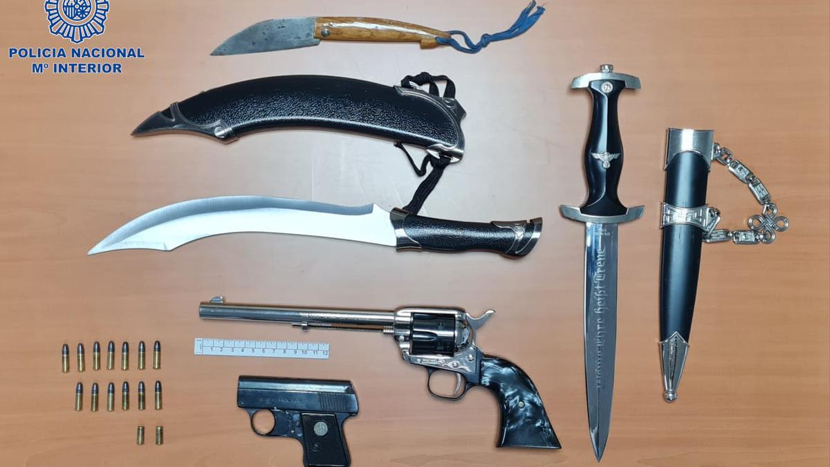 Armas incautadas al sospechoso.