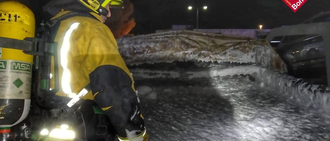 Los bomberos sofocan el incendio de un camión cargado de baterías usadas en Villena