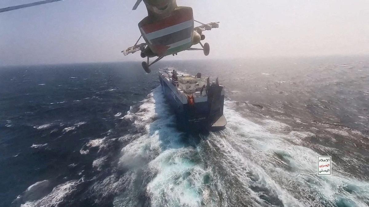 Un helicoptero hutí sobrevuela un carguero en el Mar Rojo.