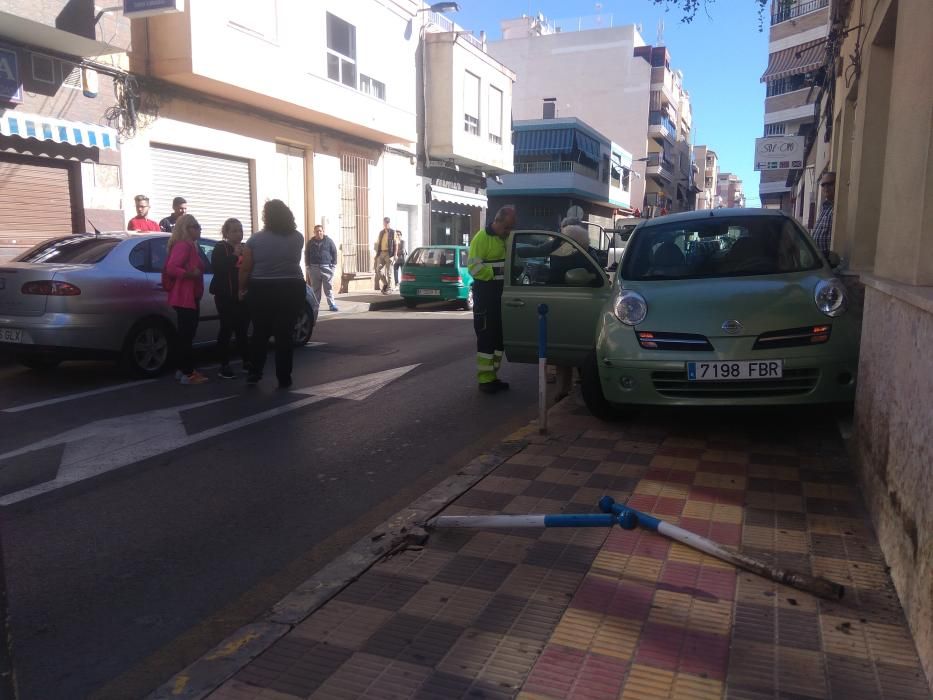 Una anciana de 93 empotra su vehículo contra la fachada de una casa de planta baja en el centro de Torrevieja al intentar aparcar