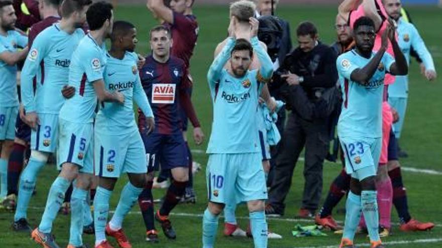 Els jugadors del Barça aplaudeixen després de guanyar aquest passat dissabte a Eibar.