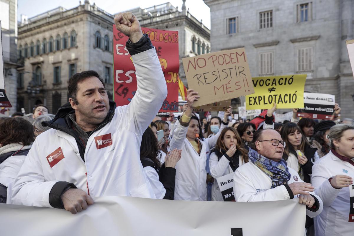 Multitudinaria manifiestación de médicos en el 2º dia de huelga