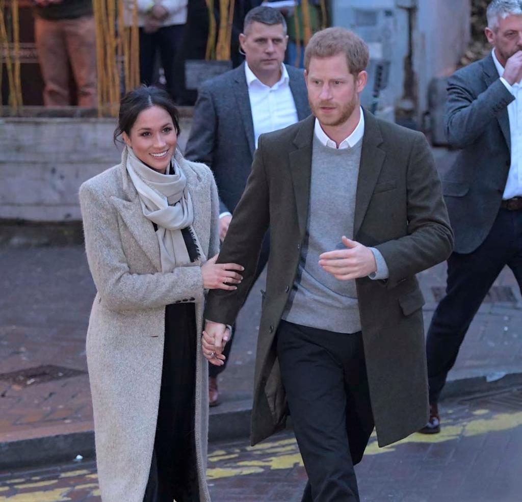 El Príncipe Harry y Meghan Markle visitan una emisora de radio