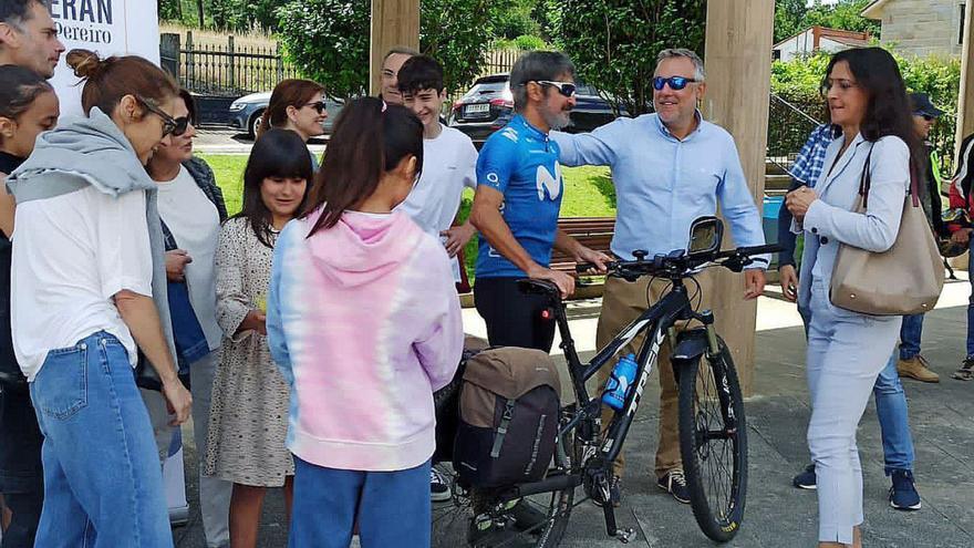 El ciclista de Pereiro de Aguiar, Alfonso Junco, a su llegada al concello, recibido por familiares y vecinos. |