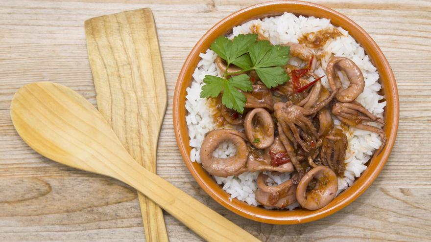 Arroz blanco con calamares