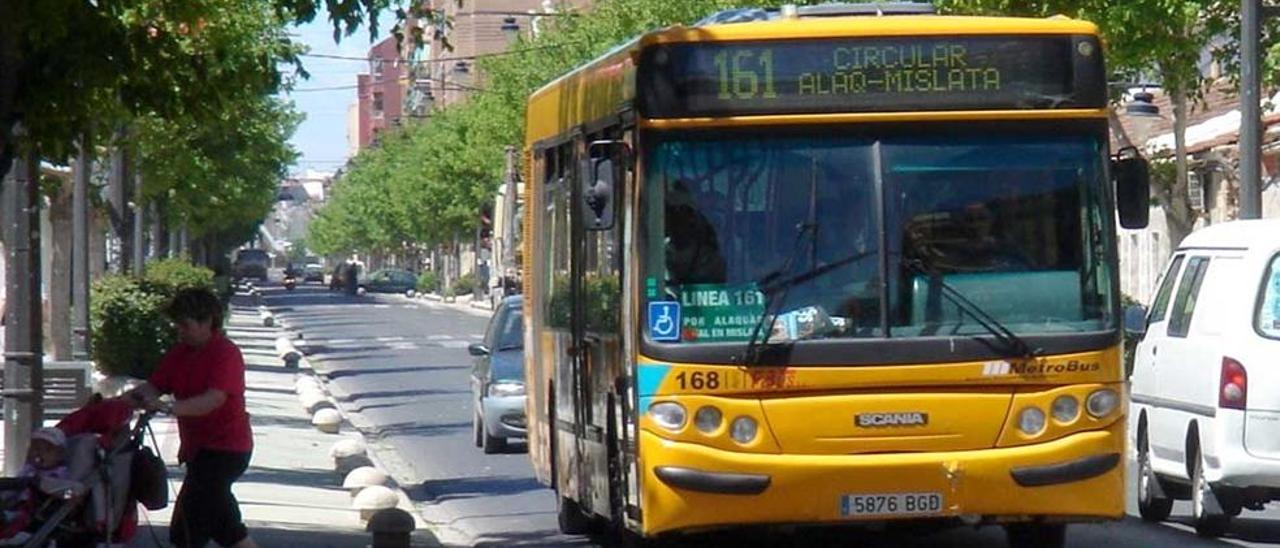 Uno de los autobuses de la línea.