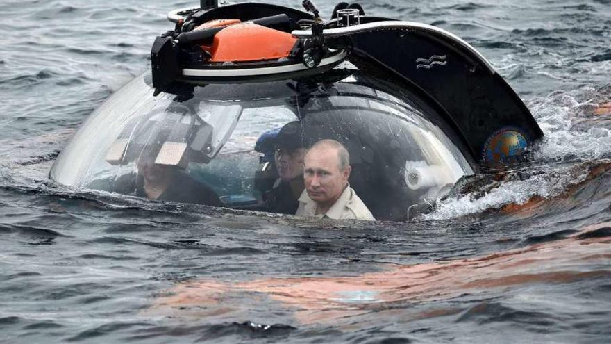 El presidente ruso Putin se sumerge en un batiscafo, ayer en el mar Negro. // Efe