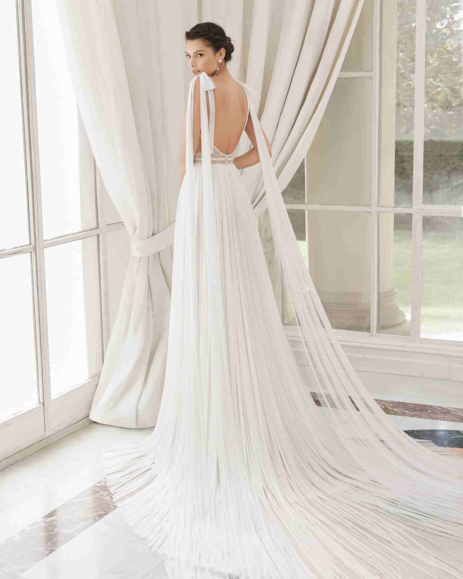 Vestido de novia en muselina de seda y encaje con escote deep-plunge y espalda escotada