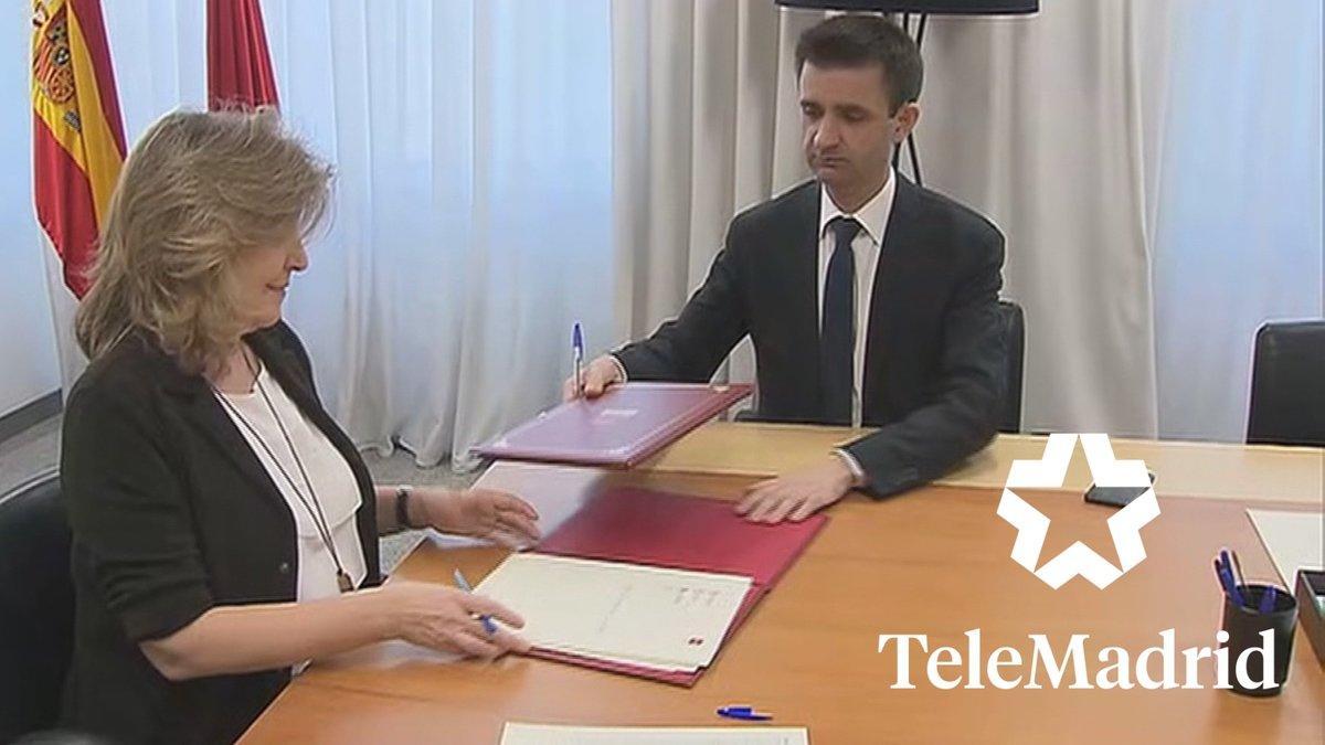 Engracia Hidalgo y José Pablo López firmando el nuevo Contrato Programa de Telemadrid