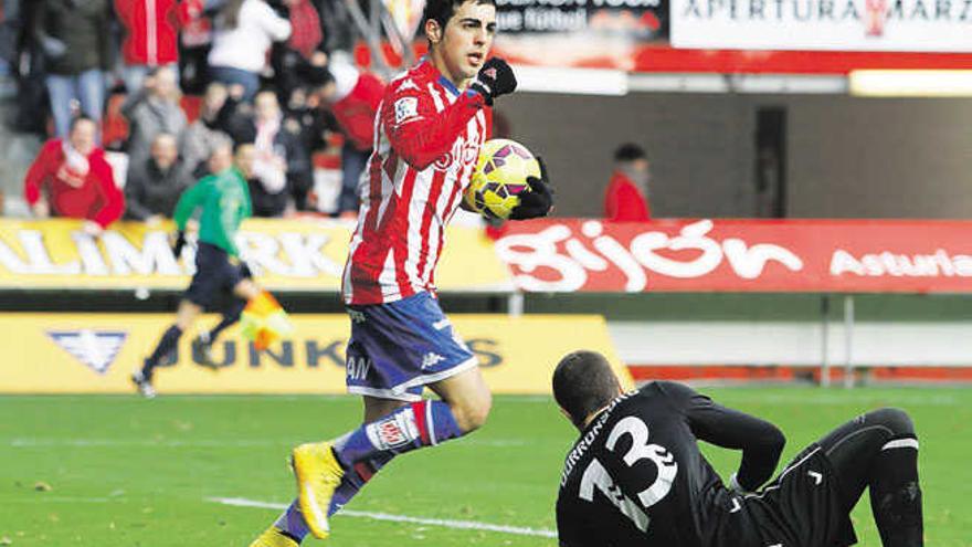 Carlos Castro celebra su gol con Dorronsoro en el suelo.