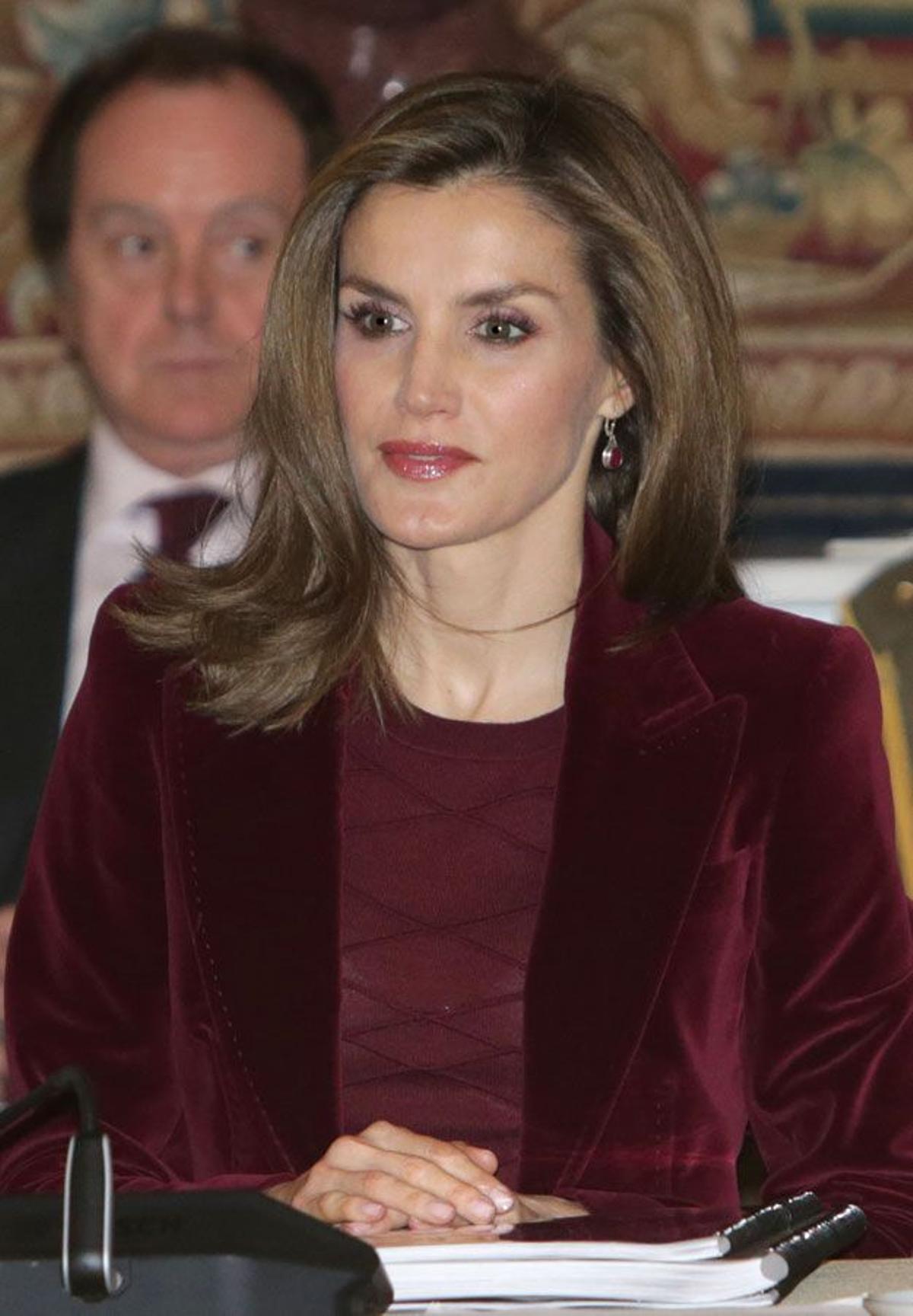 Letizia Ortiz con la melena suelta y chaqueta de terciopelo en el Palacio Real
