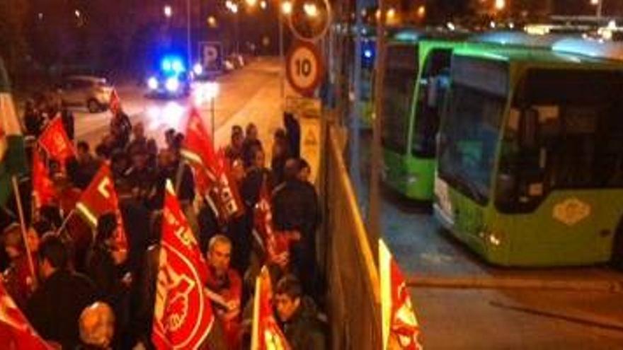 Unas 400 personas protestan ante la Subdelegación en protesta por los 13 detenidos en Córdoba