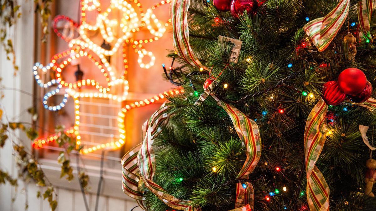 Un árbol de Navidad adornado y otra decoración luminosa.