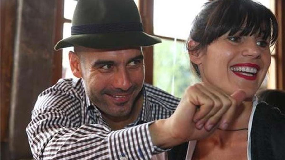 Guardiola, feliz en Múnich con su mujer Cristina Serra