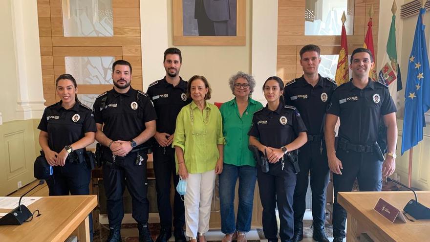 Los nuevos agentes junto a la alcaldesa en funciones, María José Pulido.