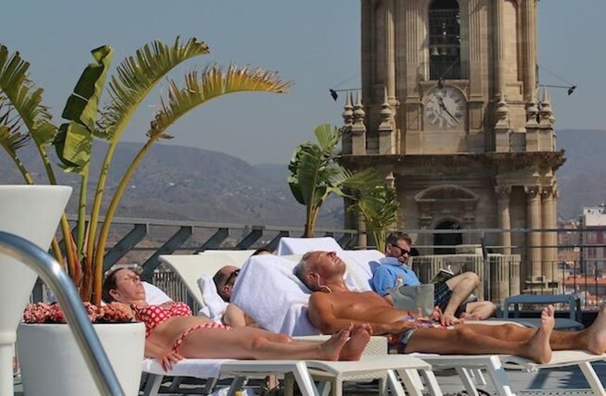 Turistas en una azotea de un hotel de Málaga