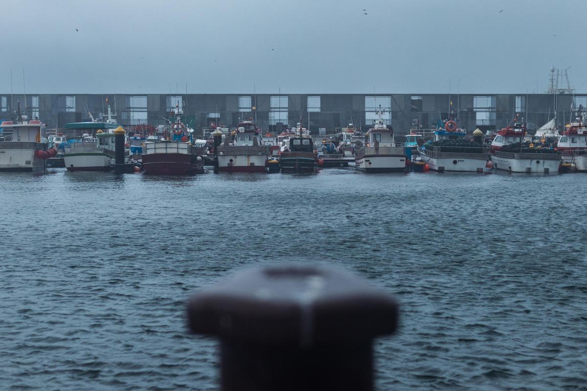 Flota amarrada en el puerto de Cangas por el mal tiempo