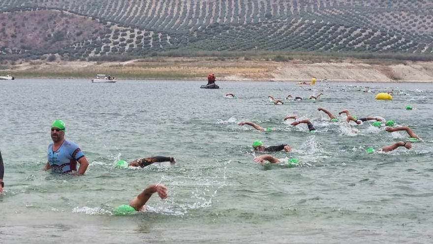 Irene Cabrera y Sergio Ortiz dominan en el Triatlón de Baena